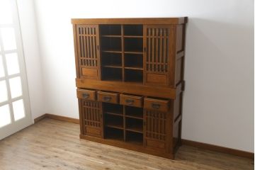中古　ニレ材　明るく艶のある木の色味が美しい二段重ね水屋箪笥(食器棚、戸棚、収納棚、キャビネット、重ねタンス)(R-074163)