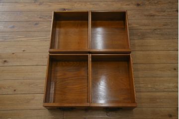 中古　ニレ材　明るく艶のある木の色味が美しい二段重ね水屋箪笥(食器棚、戸棚、収納棚、キャビネット、重ねタンス)(R-074163)