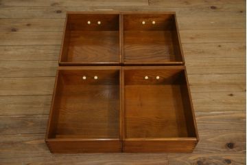 中古　ニレ材　明るく艶のある木の色味が美しい二段重ね水屋箪笥(食器棚、戸棚、収納棚、キャビネット、重ねタンス)(R-074163)