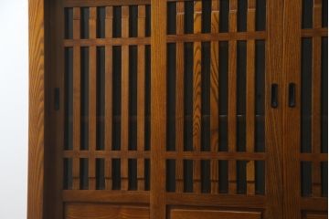 中古　ニレ材　明るく艶のある木の色味が美しい二段重ね水屋箪笥(食器棚、戸棚、収納棚、キャビネット、重ねタンス)(R-074163)