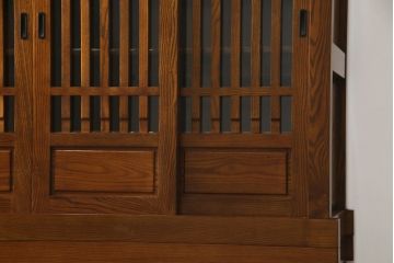 中古　ニレ材　明るく艶のある木の色味が美しい二段重ね水屋箪笥(食器棚、戸棚、収納棚、キャビネット、重ねタンス)(R-074163)