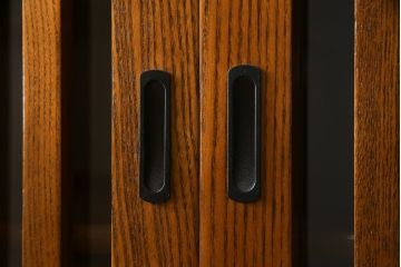 中古　ニレ材　明るく艶のある木の色味が美しい二段重ね水屋箪笥(食器棚、戸棚、収納棚、キャビネット、重ねタンス)(R-074163)