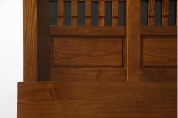 中古　ニレ材　明るく艶のある木の色味が美しい二段重ね水屋箪笥(食器棚、戸棚、収納棚、キャビネット、重ねタンス)(R-074163)