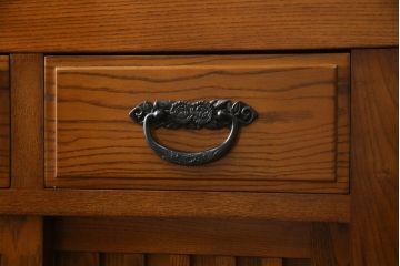 中古　ニレ材　明るく艶のある木の色味が美しい二段重ね水屋箪笥(食器棚、戸棚、収納棚、キャビネット、重ねタンス)(R-074163)