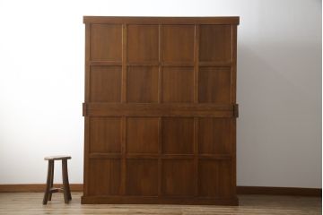 中古　ニレ材　明るく艶のある木の色味が美しい二段重ね水屋箪笥(食器棚、戸棚、収納棚、キャビネット、重ねタンス)(R-074163)