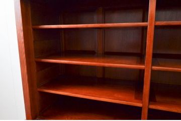 中古　ニレ材　明るく艶のある木の色味が美しい水屋箪笥サイドボード(食器棚、戸棚、収納棚、サイドキャビネット)(R-074164)