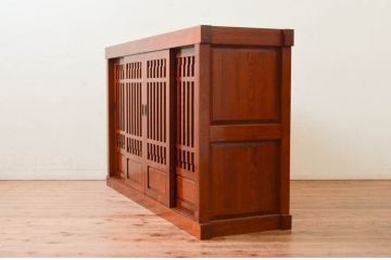 中古　ニレ材　明るく艶のある木の色味が美しい水屋箪笥サイドボード(食器棚、戸棚、収納棚、サイドキャビネット)(R-074164)