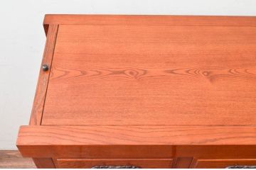 中古　ニレ材　明るく艶のある木の色味が美しい水屋箪笥サイドボード(食器棚、戸棚、収納棚、サイドキャビネット)(R-074165)