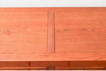 中古　ニレ材　明るく艶のある木の色味が美しい水屋箪笥サイドボード(食器棚、戸棚、収納棚、サイドキャビネット)(R-074165)