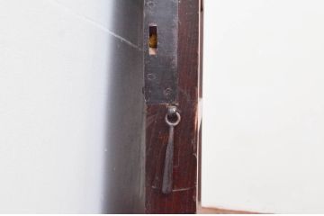 アンティーク建具　総栗材　一枚板　味わい深い木の風合いが魅力的な蔵戸1枚(玄関戸、板戸、引き戸)(R-074195)