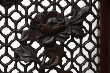 アジアンビンテージ　美品　花梨(カリン)材　迫力ある彫刻のデザインが目を惹く四連衝立て(パーテーション、衝い立て、つい立て、仕切り、ヴィンテージ)(定価約48万円)(R-074196)