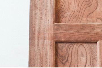 アンティーク建具　総欅(ケヤキ)材　美しく流れるような杢目が目を惹くマス目格子蔵戸1枚(きつね格子、狐格子、玄関戸、玄関ドア、引き戸、枡格子、格子戸、マス目、升目)(R-074198)