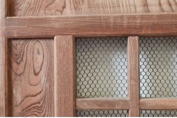 アンティーク建具　総欅(ケヤキ)材　美しく流れるような杢目が目を惹くマス目格子蔵戸1枚(きつね格子、狐格子、玄関戸、玄関ドア、引き戸、枡格子、格子戸、マス目、升目)(R-074198)