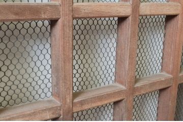 アンティーク建具　総欅(ケヤキ)材　美しく流れるような杢目が目を惹くマス目格子蔵戸1枚(きつね格子、狐格子、玄関戸、玄関ドア、引き戸、枡格子、格子戸、マス目、升目)(R-074198)