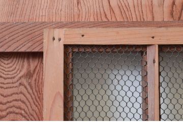 アンティーク建具　総欅(ケヤキ)材　美しく流れるような杢目が目を惹くマス目格子蔵戸1枚(きつね格子、狐格子、玄関戸、玄関ドア、引き戸、枡格子、格子戸、マス目、升目)(R-074198)