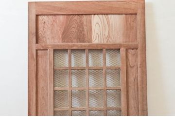 アンティーク建具　総欅(ケヤキ)材　美しく流れるような杢目が目を惹くマス目格子蔵戸1枚(きつね格子、狐格子、玄関戸、玄関ドア、引き戸、枡格子、格子戸、マス目、升目)(R-074199)