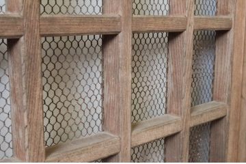 アンティーク建具　総欅(ケヤキ)材　美しく流れるような杢目が目を惹くマス目格子蔵戸1枚(きつね格子、狐格子、玄関戸、玄関ドア、引き戸、枡格子、格子戸、マス目、升目)(R-074199)