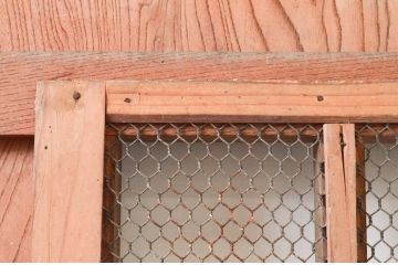 アンティーク建具　総欅(ケヤキ)材　美しく流れるような杢目が目を惹くマス目格子蔵戸1枚(きつね格子、狐格子、玄関戸、玄関ドア、引き戸、枡格子、格子戸、マス目、升目)(R-074199)