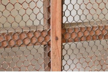 アンティーク建具　総欅(ケヤキ)材　美しく流れるような杢目が目を惹くマス目格子蔵戸1枚(きつね格子、狐格子、玄関戸、玄関ドア、引き戸、枡格子、格子戸、マス目、升目)(R-074199)