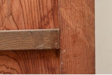 アンティーク建具　総欅(ケヤキ)材　美しく流れるような杢目が目を惹くマス目格子蔵戸1枚(きつね格子、狐格子、玄関戸、玄関ドア、引き戸、枡格子、格子戸、マス目、升目)(R-074199)