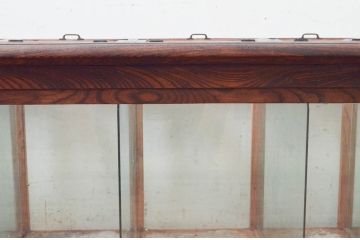 和製アンティーク　高級品　特注　総欅(ケヤキ)材　卓上　お洒落なディスプレイが叶う扉付き横長ガラスケース(Gケース、ショーケース、飾り棚、陳列棚、店舗什器)(R-074202)