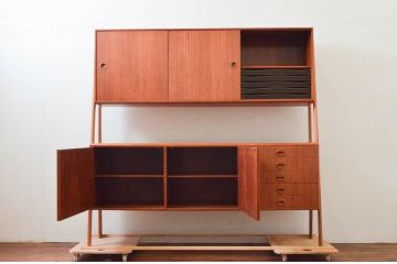 デンマークビンテージ　チーク材　北欧テイストのお部屋づくりにぴったり!!木の温もりを感じさせる洗練されたフォルムのサイドボード(キャビネット、収納棚、戸棚、ヴィンテージ、北欧)(R-074204)