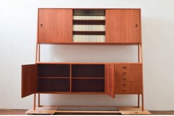 デンマークビンテージ　チーク材　北欧テイストのお部屋づくりにぴったり!!木の温もりを感じさせる洗練されたフォルムのサイドボード(キャビネット、収納棚、戸棚、ヴィンテージ、北欧)(R-074204)