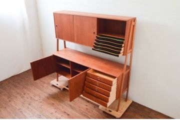 デンマークビンテージ　チーク材　北欧テイストのお部屋づくりにぴったり!!木の温もりを感じさせる洗練されたフォルムのサイドボード(キャビネット、収納棚、戸棚、ヴィンテージ、北欧)(R-074204)