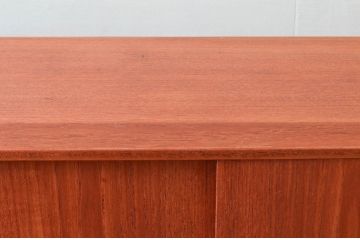 デンマークビンテージ　チーク材　北欧テイストのお部屋づくりにぴったり!!木の温もりを感じさせる洗練されたフォルムのサイドボード(キャビネット、収納棚、戸棚、ヴィンテージ、北欧)(R-074204)