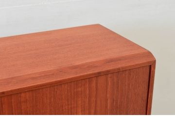 デンマークビンテージ　チーク材　北欧テイストのお部屋づくりにぴったり!!木の温もりを感じさせる洗練されたフォルムのサイドボード(キャビネット、収納棚、戸棚、ヴィンテージ、北欧)(R-074204)