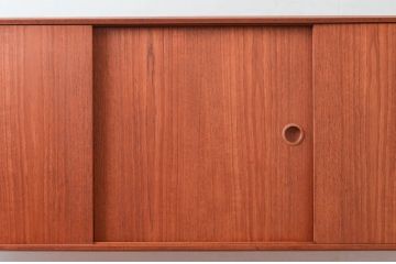 デンマークビンテージ　チーク材　北欧テイストのお部屋づくりにぴったり!!木の温もりを感じさせる洗練されたフォルムのサイドボード(キャビネット、収納棚、戸棚、ヴィンテージ、北欧)(R-074204)