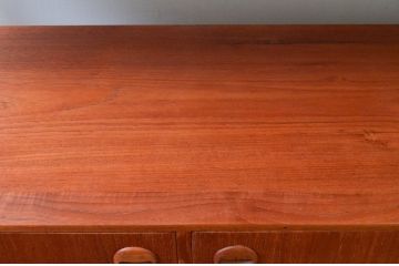 デンマークビンテージ　チーク材　北欧テイストのお部屋づくりにぴったり!!木の温もりを感じさせる洗練されたフォルムのサイドボード(キャビネット、収納棚、戸棚、ヴィンテージ、北欧)(R-074204)