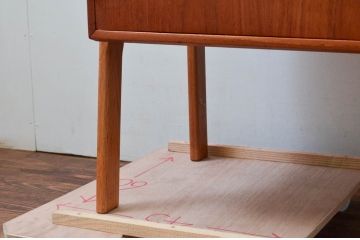 デンマークビンテージ　チーク材　北欧テイストのお部屋づくりにぴったり!!木の温もりを感じさせる洗練されたフォルムのサイドボード(キャビネット、収納棚、戸棚、ヴィンテージ、北欧)(R-074204)