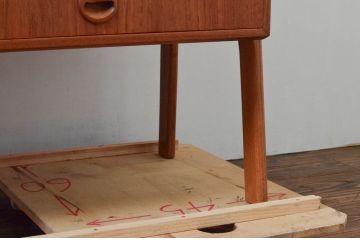 デンマークビンテージ　チーク材　北欧テイストのお部屋づくりにぴったり!!木の温もりを感じさせる洗練されたフォルムのサイドボード(キャビネット、収納棚、戸棚、ヴィンテージ、北欧)(R-074204)