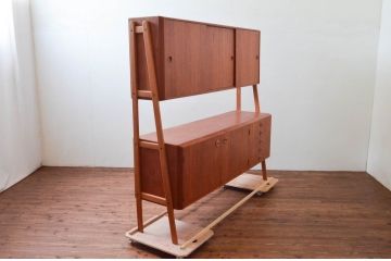 デンマークビンテージ　チーク材　北欧テイストのお部屋づくりにぴったり!!木の温もりを感じさせる洗練されたフォルムのサイドボード(キャビネット、収納棚、戸棚、ヴィンテージ、北欧)(R-074204)