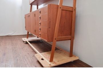 デンマークビンテージ　チーク材　北欧テイストのお部屋づくりにぴったり!!木の温もりを感じさせる洗練されたフォルムのサイドボード(キャビネット、収納棚、戸棚、ヴィンテージ、北欧)(R-074204)