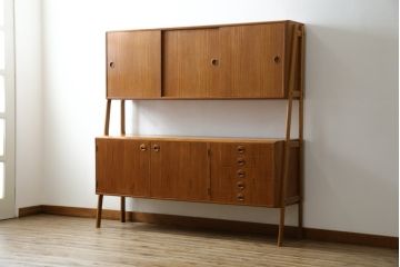 デンマークビンテージ　チーク材　北欧テイストのお部屋づくりにぴったり!!木の温もりを感じさせる洗練されたフォルムのサイドボード(キャビネット、収納棚、戸棚、ヴィンテージ、北欧)(R-074204)
