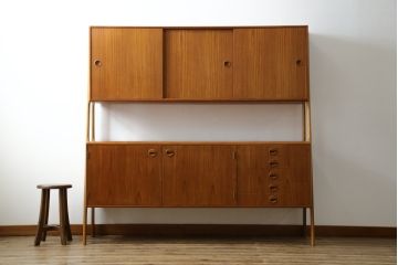 デンマークビンテージ　チーク材　北欧テイストのお部屋づくりにぴったり!!木の温もりを感じさせる洗練されたフォルムのサイドボード(キャビネット、収納棚、戸棚、ヴィンテージ、北欧)(R-074204)