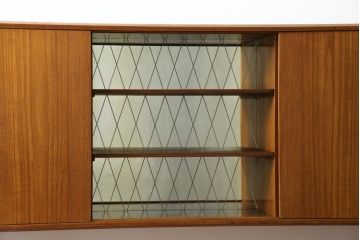 デンマークビンテージ　チーク材　北欧テイストのお部屋づくりにぴったり!!木の温もりを感じさせる洗練されたフォルムのサイドボード(キャビネット、収納棚、戸棚、ヴィンテージ、北欧)(R-074204)