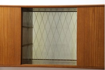 デンマークビンテージ　チーク材　北欧テイストのお部屋づくりにぴったり!!木の温もりを感じさせる洗練されたフォルムのサイドボード(キャビネット、収納棚、戸棚、ヴィンテージ、北欧)(R-074204)