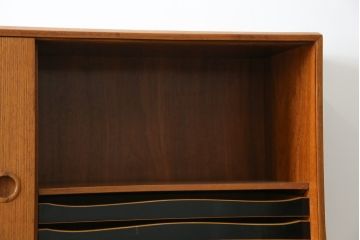 デンマークビンテージ　チーク材　北欧テイストのお部屋づくりにぴったり!!木の温もりを感じさせる洗練されたフォルムのサイドボード(キャビネット、収納棚、戸棚、ヴィンテージ、北欧)(R-074204)