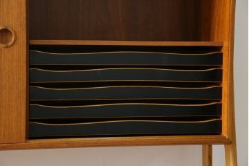 デンマークビンテージ　チーク材　北欧テイストのお部屋づくりにぴったり!!木の温もりを感じさせる洗練されたフォルムのサイドボード(キャビネット、収納棚、戸棚、ヴィンテージ、北欧)(R-074204)