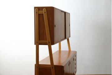 デンマークビンテージ　チーク材　北欧テイストのお部屋づくりにぴったり!!木の温もりを感じさせる洗練されたフォルムのサイドボード(キャビネット、収納棚、戸棚、ヴィンテージ、北欧)(R-074204)