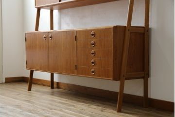 デンマークビンテージ　チーク材　北欧テイストのお部屋づくりにぴったり!!木の温もりを感じさせる洗練されたフォルムのサイドボード(キャビネット、収納棚、戸棚、ヴィンテージ、北欧)(R-074204)