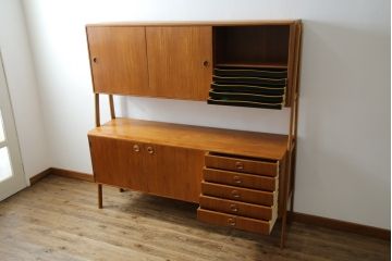 デンマークビンテージ　チーク材　北欧テイストのお部屋づくりにぴったり!!木の温もりを感じさせる洗練されたフォルムのサイドボード(キャビネット、収納棚、戸棚、ヴィンテージ、北欧)(R-074204)