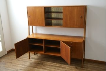 デンマークビンテージ　チーク材　北欧テイストのお部屋づくりにぴったり!!木の温もりを感じさせる洗練されたフォルムのサイドボード(キャビネット、収納棚、戸棚、ヴィンテージ、北欧)(R-074204)