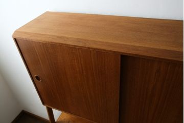 デンマークビンテージ　チーク材　北欧テイストのお部屋づくりにぴったり!!木の温もりを感じさせる洗練されたフォルムのサイドボード(キャビネット、収納棚、戸棚、ヴィンテージ、北欧)(R-074204)