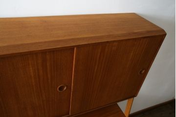 デンマークビンテージ　チーク材　北欧テイストのお部屋づくりにぴったり!!木の温もりを感じさせる洗練されたフォルムのサイドボード(キャビネット、収納棚、戸棚、ヴィンテージ、北欧)(R-074204)