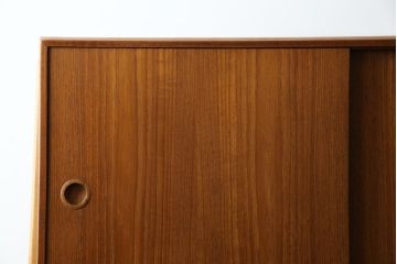 デンマークビンテージ　チーク材　北欧テイストのお部屋づくりにぴったり!!木の温もりを感じさせる洗練されたフォルムのサイドボード(キャビネット、収納棚、戸棚、ヴィンテージ、北欧)(R-074204)