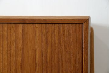 デンマークビンテージ　チーク材　北欧テイストのお部屋づくりにぴったり!!木の温もりを感じさせる洗練されたフォルムのサイドボード(キャビネット、収納棚、戸棚、ヴィンテージ、北欧)(R-074204)